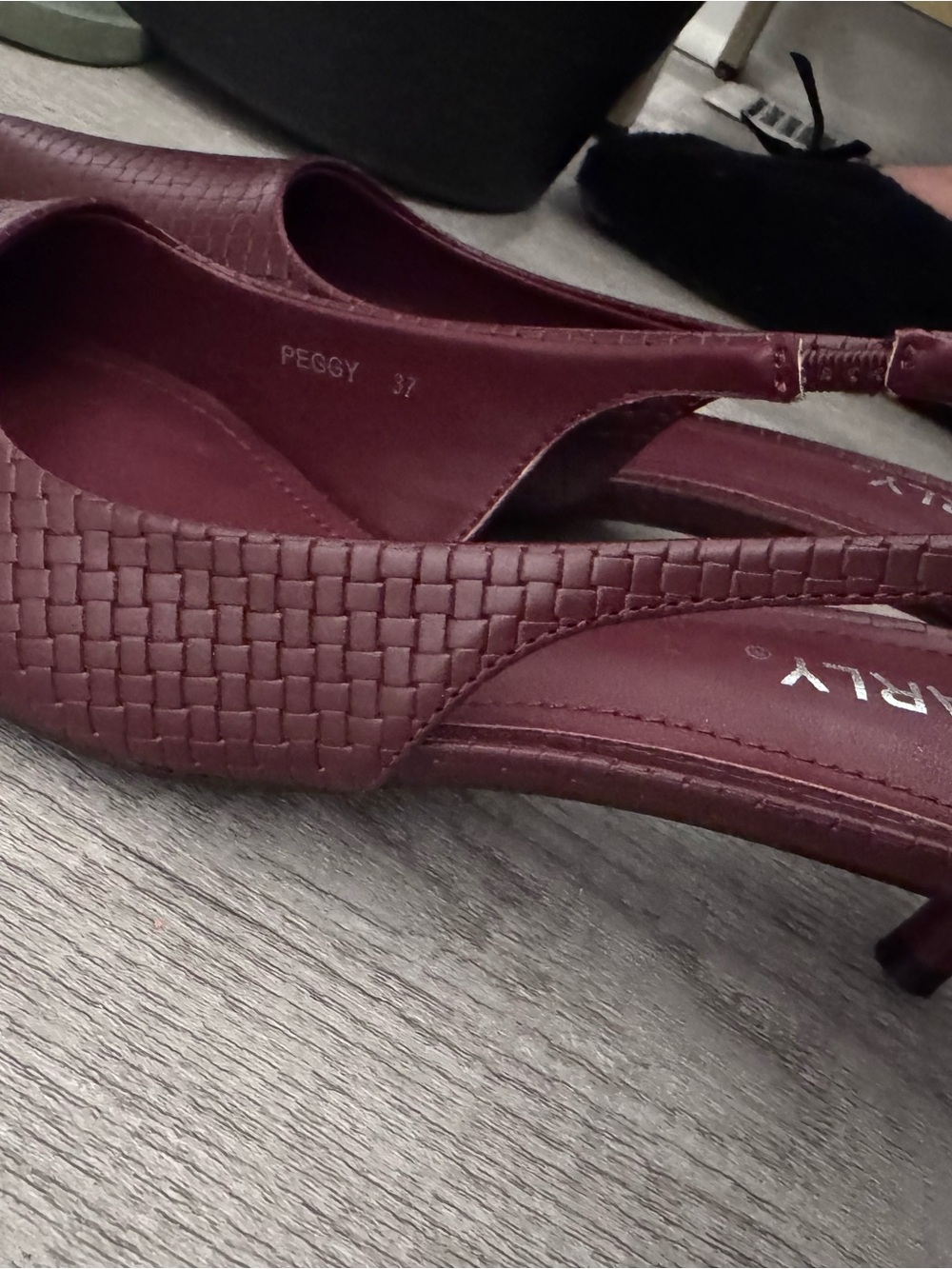 Women's Slingback Heel in Burgundy